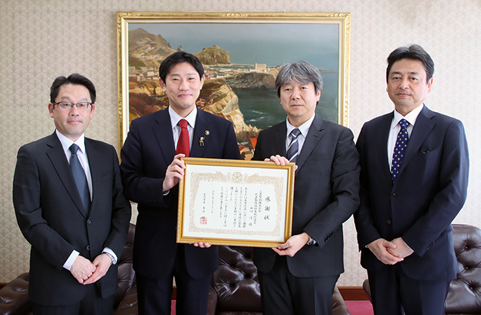寄付に対する感謝状授与の様子