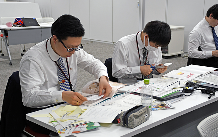 現地の言葉に翻訳したシールを絵本に貼る作業
